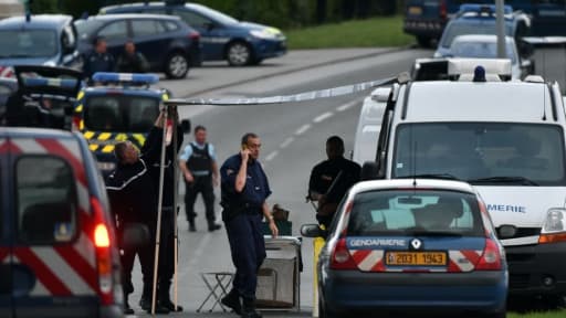 Des gendarmes bloquent la route près d'un  camp de gens de voyage à Roye (Somme), le 25 août 2015 après une fusillade mortelle