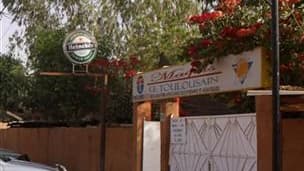 Al Qaïda au Maghreb islamique (Aqmi) a revendiqué jeudi l'enlèvement, la semaine dernière, de deux Français dans un restaurant de Niamey, "Le Toulousain". Les deux otages ont été tués dans des circonstances non encore éclaircies, aux confins du Niger et d