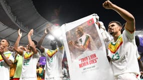 L'hommage des joueurs du Sénégal à Papa Bouba Diop, à Doha le 29 novembre 2022