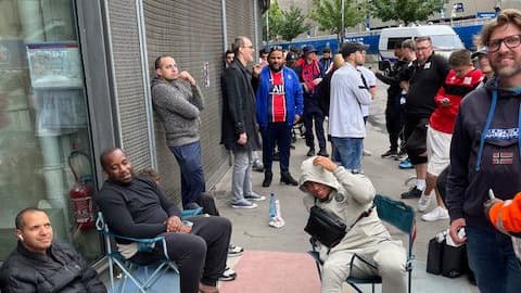 Supporters du PSG, qui attendant l'ouverture de la boutique à côté du Parc des Princes le 1er juin 2025
