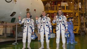 L'ingénieur de la NASA Kevin Ford (à gauche), le commandant de Soyouz Oleg Novitskiy (au centre) et l'ingénieur de vol Evgeny Tarelkin