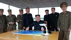 Photo fournie le 30 août 2017 par l'agence officielle nord-coréenne KCNA montrant le leader nord-coréen Kim Jong-Un observer le tir d'un missile Hwasong-12  au-dessus du Japon dans un endroit non précisé