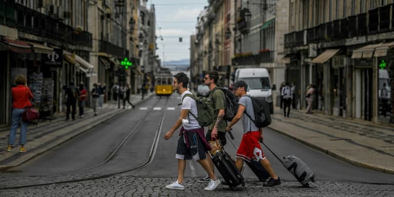 Des touristes à Lisbonne, le 18 juin 2021 au Portugal
