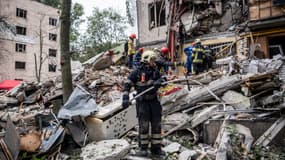 Opération de recherche et de sauvetage après qu'un missile russe a détruit l'entrée d'un immeuble de neuf étages dans le quartier de Svyatoshynskyi à Kiev (Ukraine), dans la nuit du 31 juillet 2025.