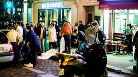 Des personne recouvrent un corps près du café Bonne Bière, le 13 novembre.