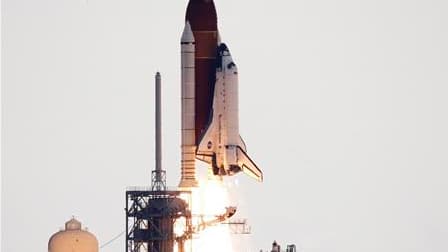 La navette spatiale américaine Endeavour a décollé lundi à 08h56 (12h56 GMT) du centre spatial Kennedy de Cap Canaveral, en Floride, pour sa 25e et dernière mission destinée à livrer à l'ISS (Station spatiale internationale) le spectromètre magnétique Alp