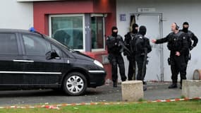 Policiers devant la maison d'arrêt de Lille après la spectaculaire évasion de Redoine Faïd en avril 2013