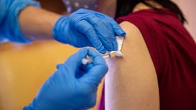 Une personne se faisant vacciner contre le Covid-19 à Bratislava en Slovaquie en juin 2021.