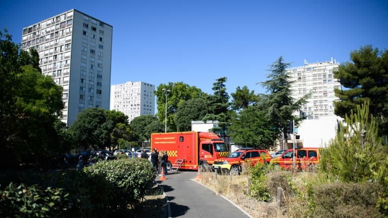 Les marins-pompiers de Marseille sur les lieux de l'incendie meurtrier d'un immeuble dans la cité phocéenne, le 17 juillet 2021