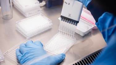 Photo fournie par l'université d'Oxford le 23 novembre 2020 d'un employé travaillant sur le vaccin développé avec Vaccitech et AstraZeneca