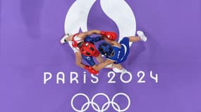 Un combat de boxe entre Dounia Khelif et Natalia Shadrina, à Villepinte le 29 juillet 2024.