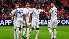 Kylian Mbappé est félicité par ses coéquipiers pour l'un de ses buts marqués contre les Pays-Bas, le 13 octobre 2023