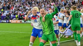 Chloe Kelly et Hannah Hampton après la finale de l'Euro féminin Angleterre-Espagne (1-1, 3 t.a.b. 1), le 27 juillet 2025