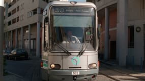 Le tramway T1 en service à Saint-Denis, au nord de Paris, le 8 avril 1997