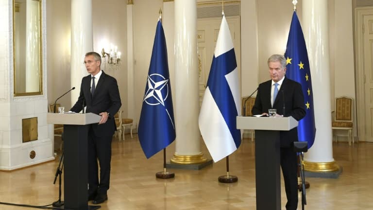 Le secrétaire général de l'Otan Jens Stoltenberg (G) et le président finlandais Sauli Niinistö lors d'une conférence de presse commune le 25 octobre 2021 à Helsinki