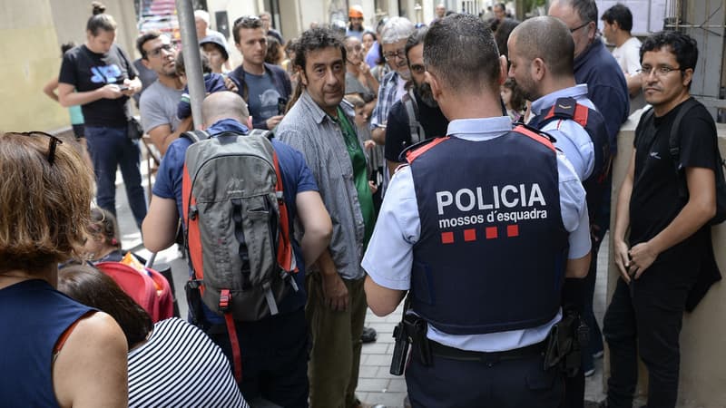 Des officiers de police enregistrent les activités organisées par des parents à une école de Barcelone, le 30 septembre 2017, la veille d'un référendum sur l'indépendance de la région interdit par Madrid.