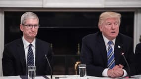 De gauche à droite, le patron d'Apple Tim Cook et le président des États-Unis Donald Trump