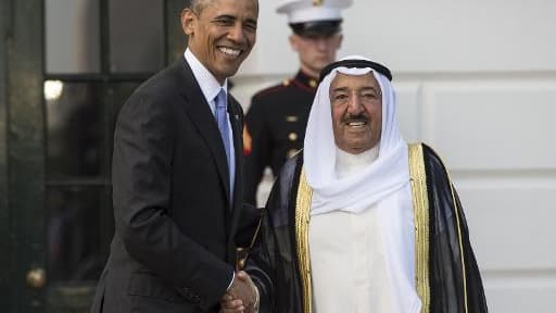Le président américain Barack Obama (g) parle avec l'émir du Koweit Sheikh Sabah al-Ahmed al-Jaber al-Sabah avant le début d'une rencontre avec des dirigeants des pays du Golfe, le 13 mai 2015 à Washington