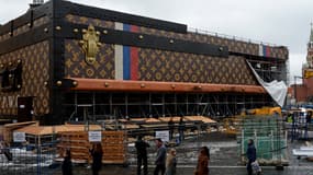 La malle Vuitton, 30 mètres de long sur 9 mètres de haut, sur la place Rouge, à Moscou, en cours de déconstruction, le 29 novembre.
