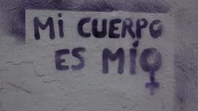 "Mon corps est à moi" scande un slogan apposé sur un mur de Madrid lors d'une manifestation contre les violences faites aux femmes.