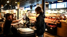 Une étudiante paie le 27 mars 2024 à Bordeaux ses courses en Gemmes numériques, la monnaie locale girondine utilisée dans le cadre d'une expérimentation de Sécurité sociale de l'alimentation