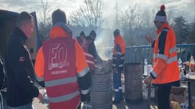 Les salariés grévistes de la raffinerie de Feyzin (Rhône) le mardi 31 janvier, mobilisés contre la réforme des retraites.