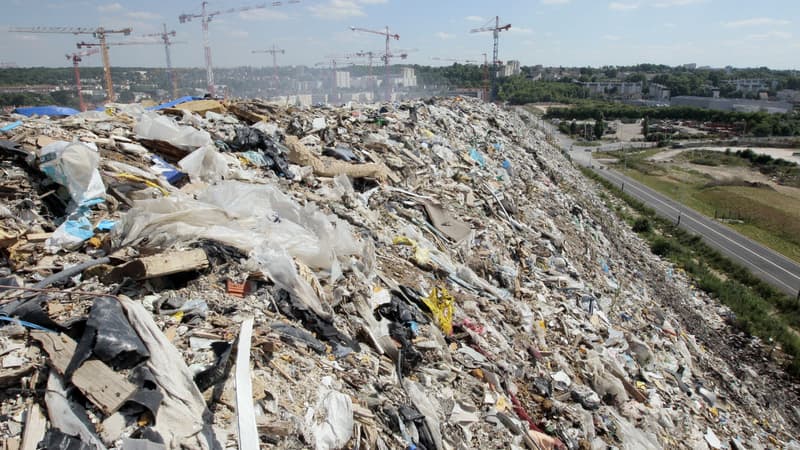 Photo prise le 12 mai 2011, montrant une imposante montagne de déchets d'une dizaine de mètres à Limeil-Brévannes, dans le Val-de-Marne
