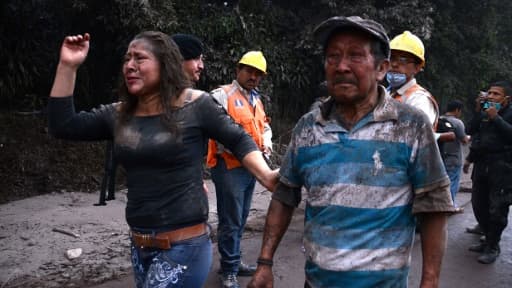Des personnes fuient le village d' El Rodeo, à 35 km au sud de la ville de Guatemala, après l'erruption du volcan Fuego le 3 juin 2018 Des personnes fuient le village d' El Rodeo, à 35 km au sud de la ville de Guatemala, après l'erruption du volcan Fuego le 3 juin 2018