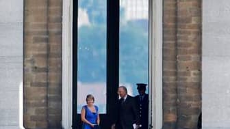 Le roi Albert II à la sortie du Palais royal de Laeken, à Bruxelles. Le roi des Belges a accepté la démission d'Elio di Rupo, chef de file des socialistes wallons, qui avait été chargé de former un gouvernement et a confié aux présidents de la chambre des