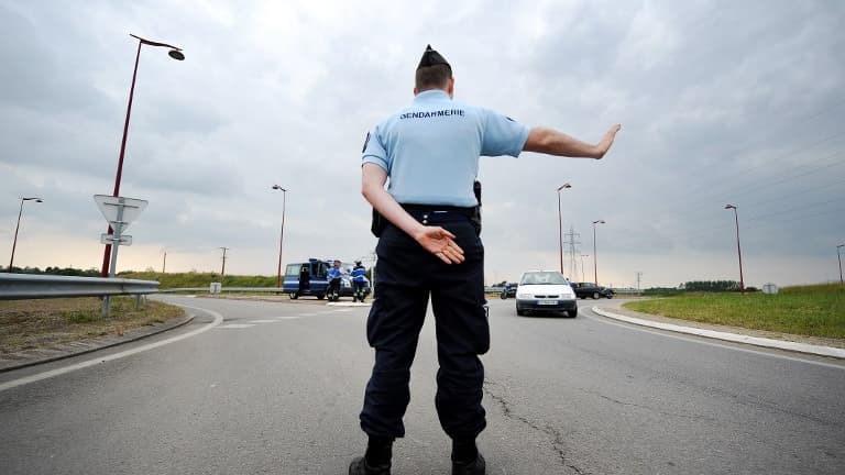 Un gendarme contrôle la circulation près de Nantes (image d'illustration)
