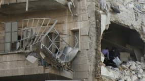 Des secours recherchent des victimes dans les décombres d'un immeuble détruit par un bombardement, le 17 octobre, à Alep. 