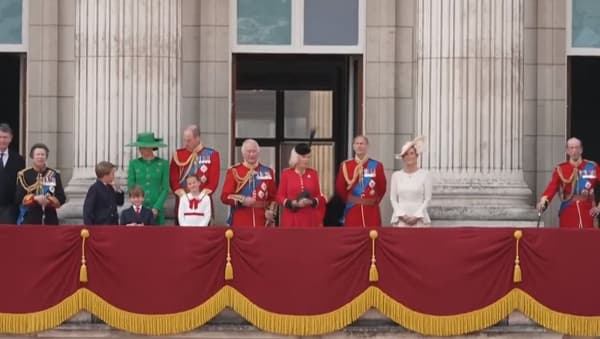 La famille royale au balcon pour le premier Trooping The Colour de Charles en tant que roi
