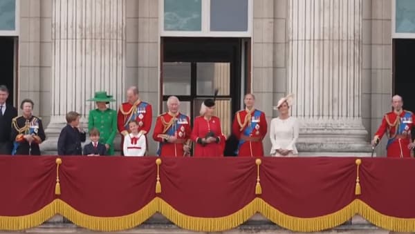 De koninklijke familie op het balkon voor Charles' eerste gekleurde band als koning