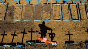 Une vue aérienne d'un cimetière à Manaus (Brésil), où sont enterrées des victimes du coronavirus, le 2 juin 2020.