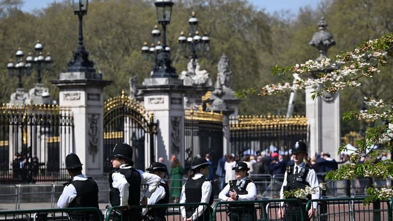 Des policiers devant le palais de Buckingham le 3 mai 2023.
