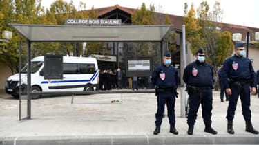 Des CRS devant le collège Bois d'Aulne où enseignait le professeur décapité en pleine rue, le 17 octobre 2020 à Conflans-Sainte-Honorine (Yvelines)