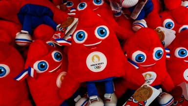 Des peluches de Phryges, les mascottes des JO 2024
