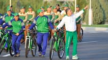 Le président Gourbangouly Berdymoukhamedov (d) lors de la journée mondiale du vélo, le 3 juin 2020 à Achkhabad, au Turkménistan