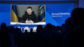 Le président ukrainien Volodymyr Zelensky en liaison vidéo lors de la réunion annuelle du Forum économique mondial de Davos, le 18 janvier 2023.