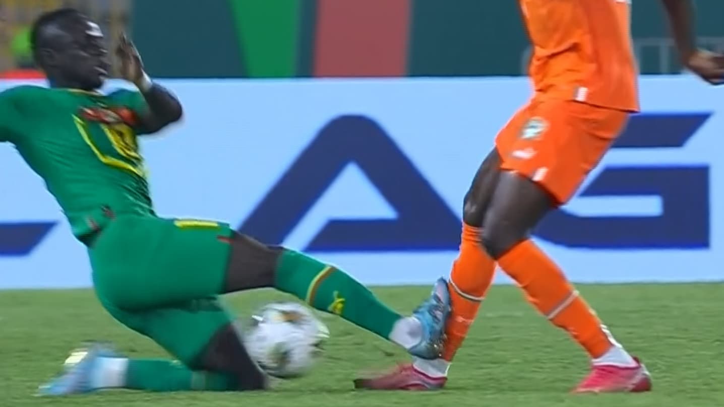 La faute de Sadio Mané sur Ibrahim Sangaré lors de Sénégal-Côte d'Ivoire, le 29 janvier 2024 à la CAN La faute de Sadio Mané sur Ibrahim Sangaré lors de Sénégal-Côte d'Ivoire, le 29 janvier 2024 à la CAN