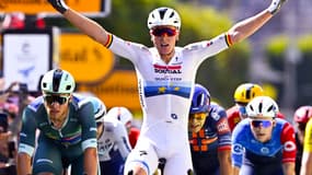 Le Belge Tim Merlier, de l'équipe Soudal Quick-Step, franchit la ligne d'arrivée pour remporter la neuvième étape du Tour de France cycliste 2025, de Chinon à Châteauroux.
