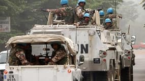 Militaires des Nations unies dans les rues d'Abidjan. Le Conseil de sécurité des Nations unies a approuvé mercredi à l'unanimité l'envoi de 2.000 casques bleus en renfort en Côte d'Ivoire. /Photo prise le 13 janvier 2011/REUTERS/Luc Gnago
