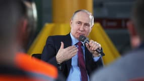 Vladimir Poutine dans une usine de Tcheliabinsk, le 16 février 2024