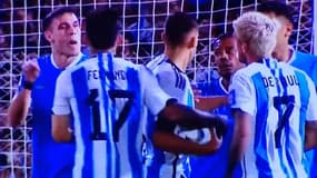 Le geste obscène de Manuel Ugarte en direction de Rodrigo De Paul lors d'Uruguay-Argentine (2-0, qualifs Mondial 2026), le 16 novembre 2023