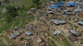 Au milieu de certains villages dévastés, des survivants français...