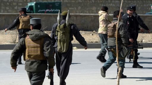 Arrivée de policiers sur le lieu d'un attentat suicide le 1er mars 2017 à Kaboul