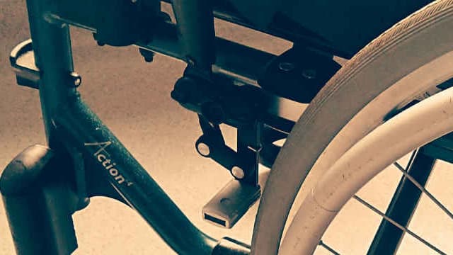 Selon Monique, si elle n'a pas eu le droit de siéger dans le jury, c'est à cause de son fauteuil.