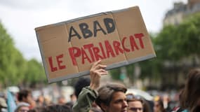Une pancarte à la manifestation du "gouvernement de la honte" à Paris le 25 mai 2022