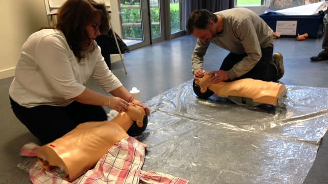 La formation de sauveteur secouriste au travail enseignent les gestes les plus utiles en cas d'urgence.
