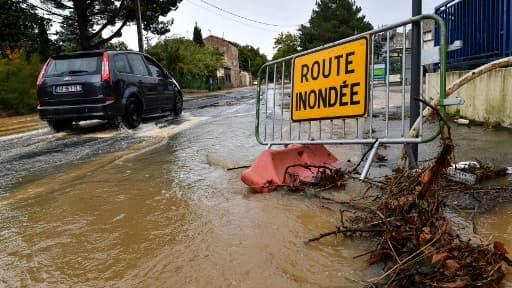 Une route barrée dans l'Hérault